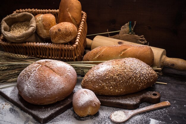 Rye pan rebanado en la mesa