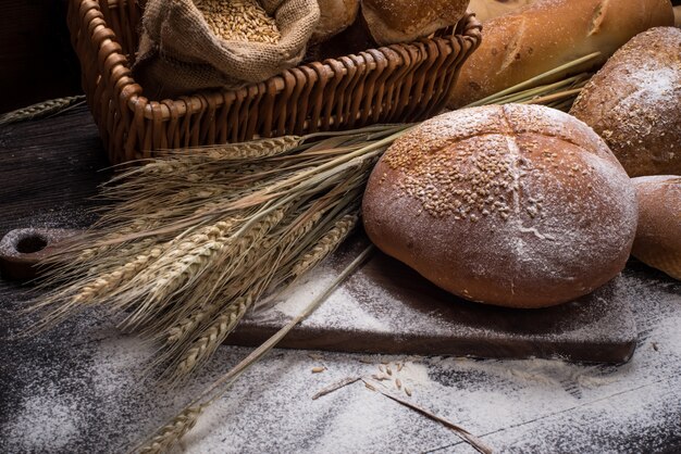 Rye pan rebanado en la mesa