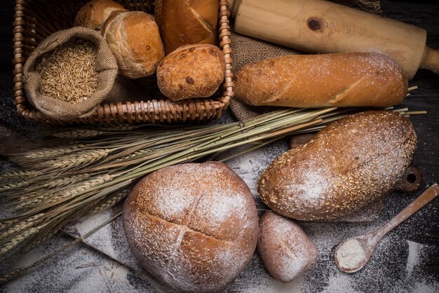 Rye pan rebanado en la mesa