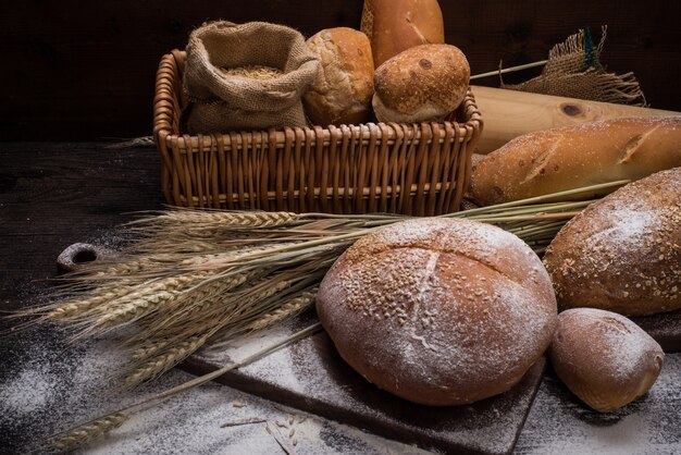 Rye pan rebanado en la mesa