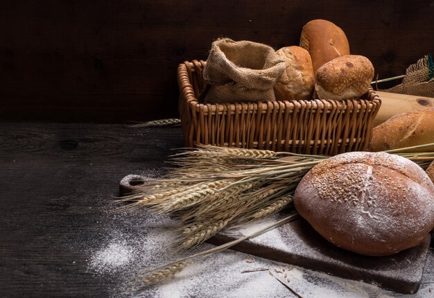 Rye pan rebanado en la mesa