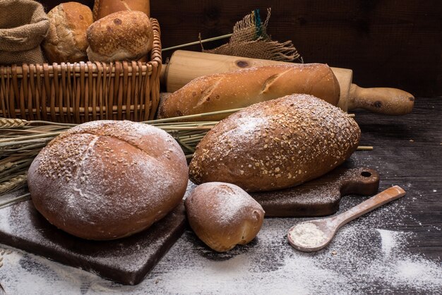 Rye pan rebanado en la mesa