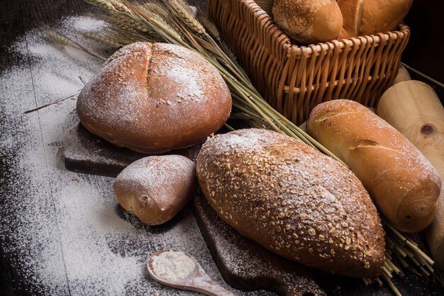 Rye pan rebanado en la mesa