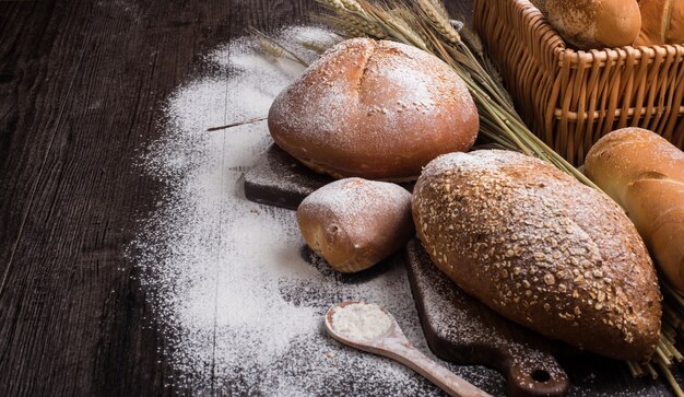 Rye pan rebanado en la mesa