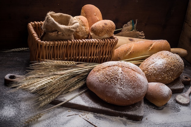 Rye pan rebanado en la mesa