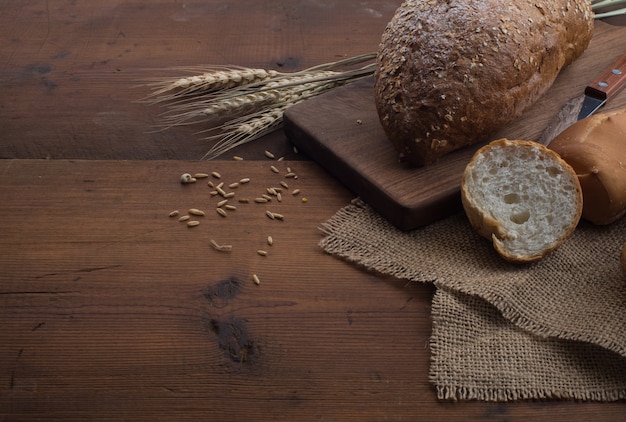 Rye pan rebanado en la mesa