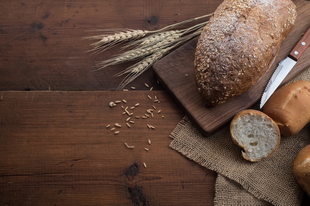 Rye pan rebanado en la mesa