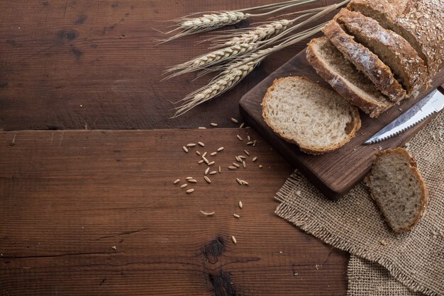 Rye pan rebanado en la mesa