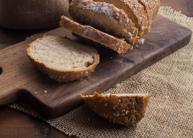 Rye pan rebanado en la mesa