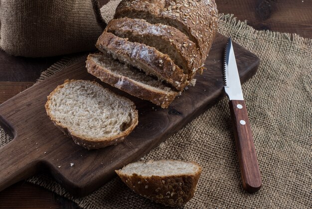 Rye pan rebanado en la mesa