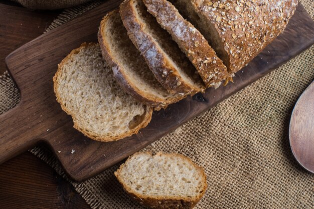 Rye pan rebanado en la mesa