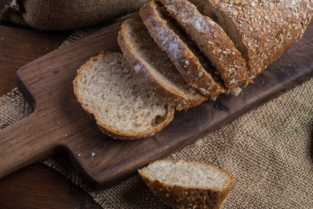 Rye pan rebanado en la mesa