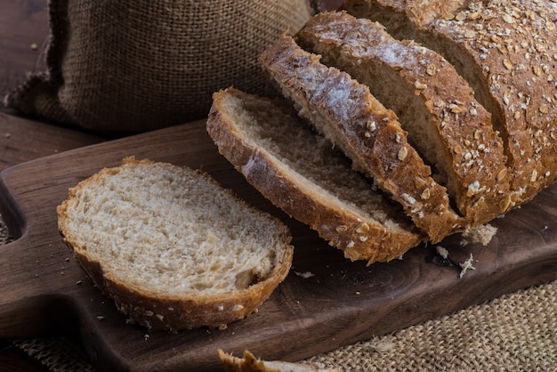 Rye pan rebanado en la mesa