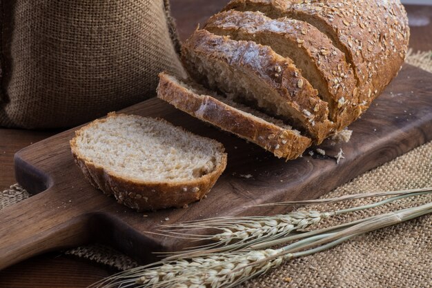 Rye pan rebanado en la mesa