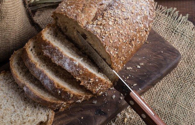 Rye pan rebanado en la mesa