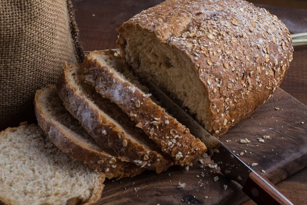 Rye pan rebanado en la mesa