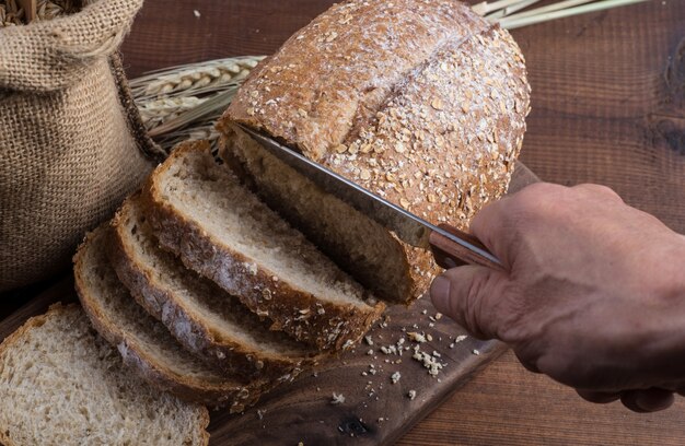 Rye pan rebanado en la mesa