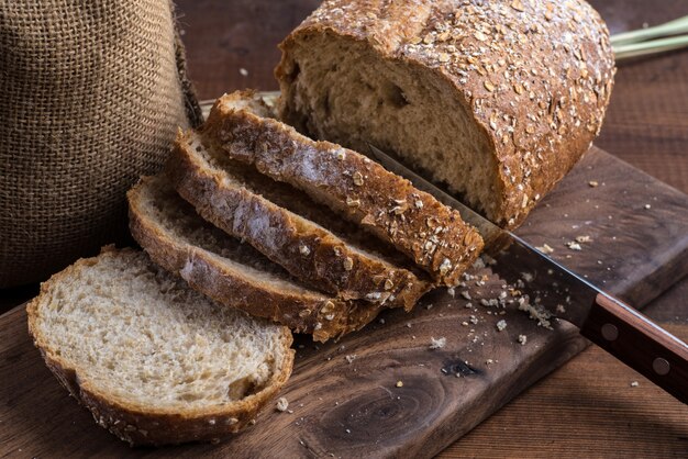 Rye pan rebanado en la mesa