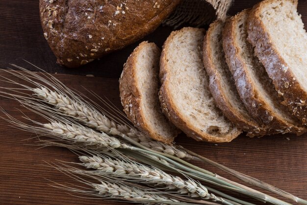 Rye pan rebanado en la mesa