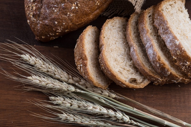 Rye pan rebanado en la mesa