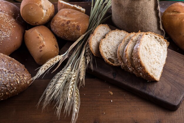 Rye pan rebanado en la mesa