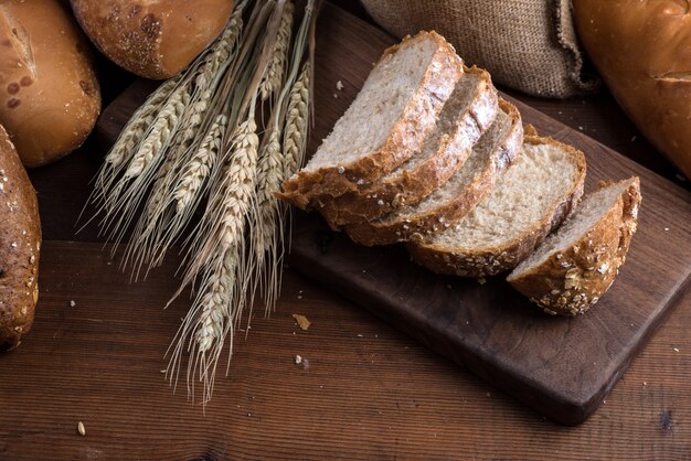 Rye pan rebanado en la mesa