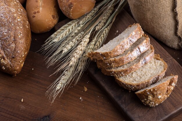 Rye pan rebanado en la mesa