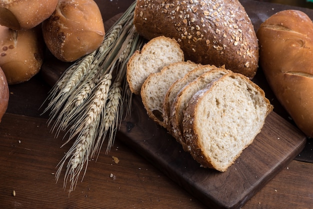 Rye pan rebanado en la mesa