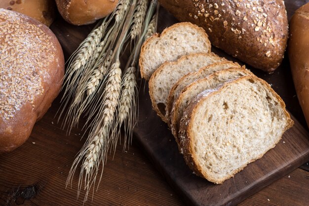 Rye pan rebanado en la mesa