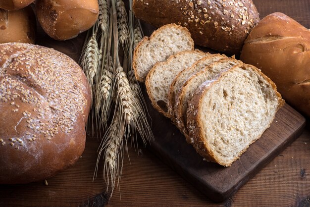 Rye pan rebanado en la mesa