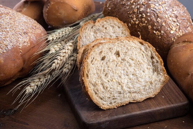 Rye pan rebanado en la mesa