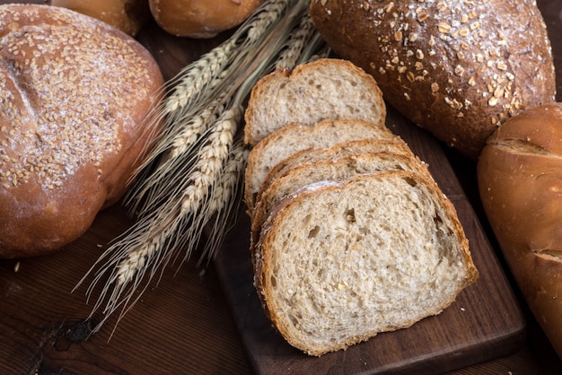 Rye pan rebanado en la mesa