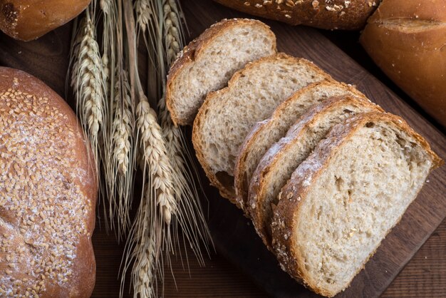 Rye pan rebanado en la mesa