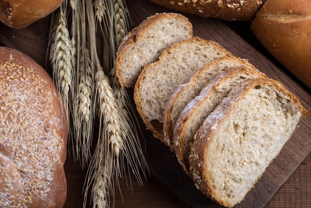 Rye pan rebanado en la mesa