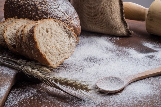 Rye pan rebanado en la mesa