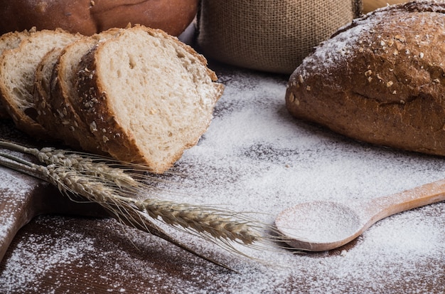 Rye pan rebanado en la mesa