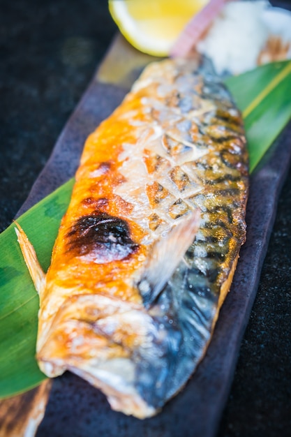 Foto gratuita saba pescado a la parrilla