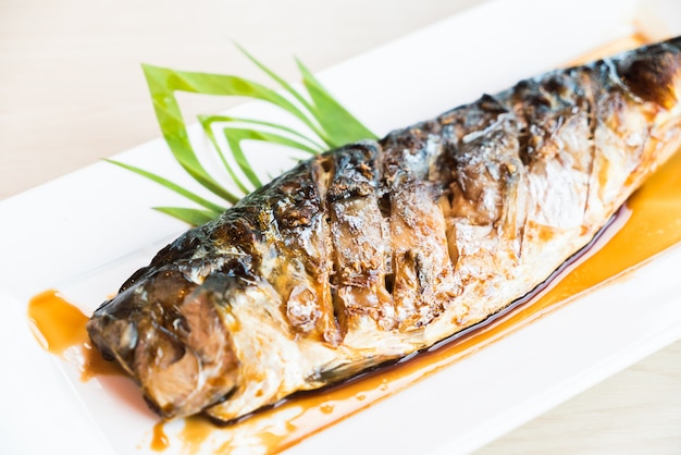 Saba pescado a la plancha con salsa negra dulce