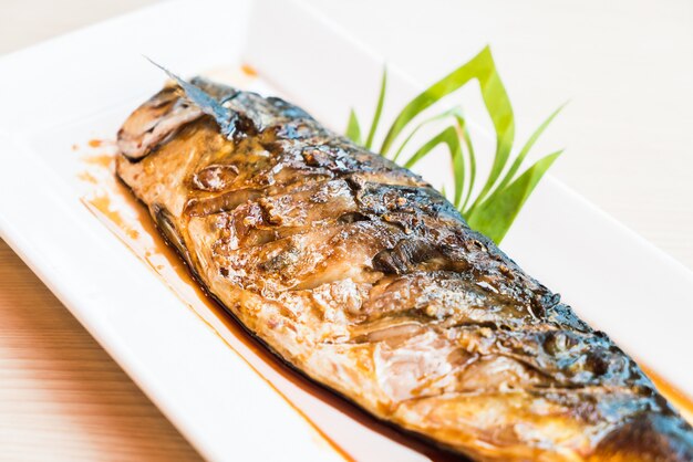 Saba pescado a la plancha con salsa negra dulce