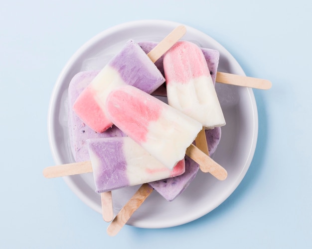 Sabor a helado de fruta en plato sobre mesa