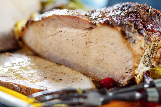 Sabrosa y apetitosa carne de cerdo asada con verduras para Navidad o el día de Acción de Gracias. De cerca.