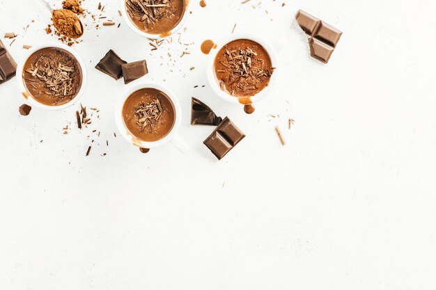 Sabrosa bebida de chocolate caliente en tazas pequeñas.