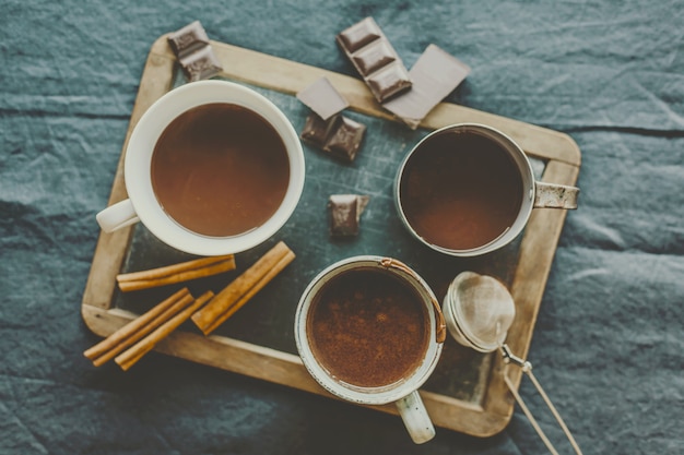 Sabrosa bebida de chocolate caliente en tazas