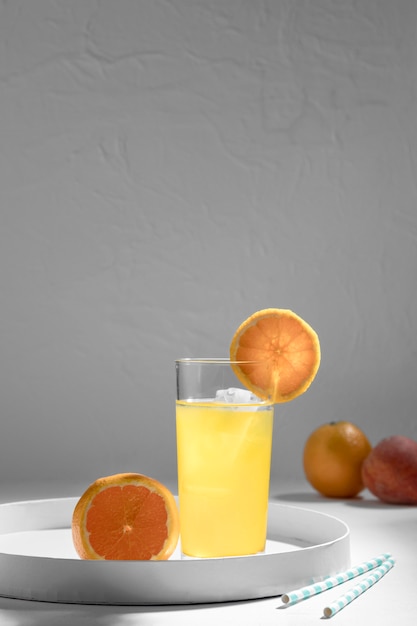 Sabrosa bebida detox con rodajas de naranja