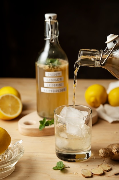 Foto gratuita sabrosa botella de kombucha en la mesa