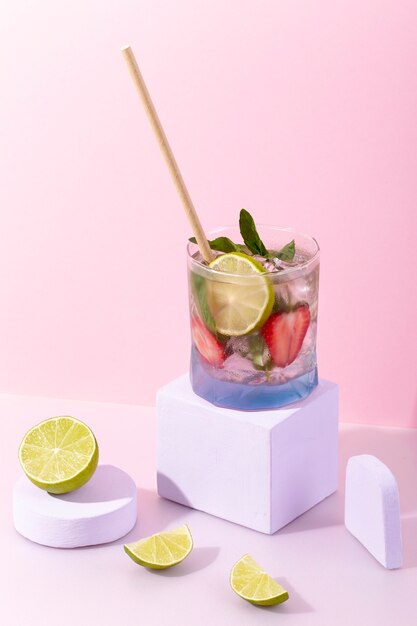 Sabrosa caipirinha con fresas en cubo