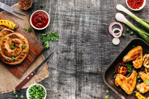 Sabrosa carne frita para comida saludable en el fondo con textura de madera