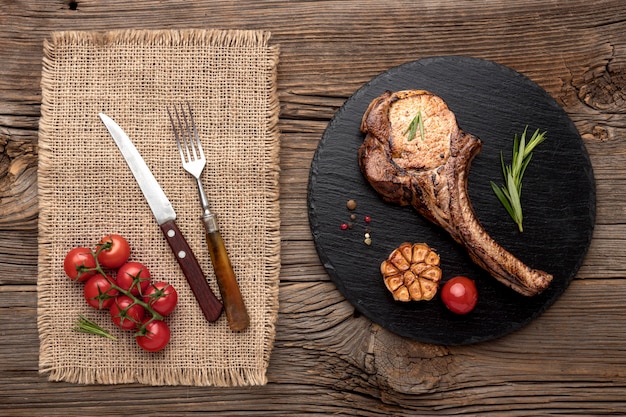 Foto gratuita sabrosa carne con salsa sobre tabla de madera