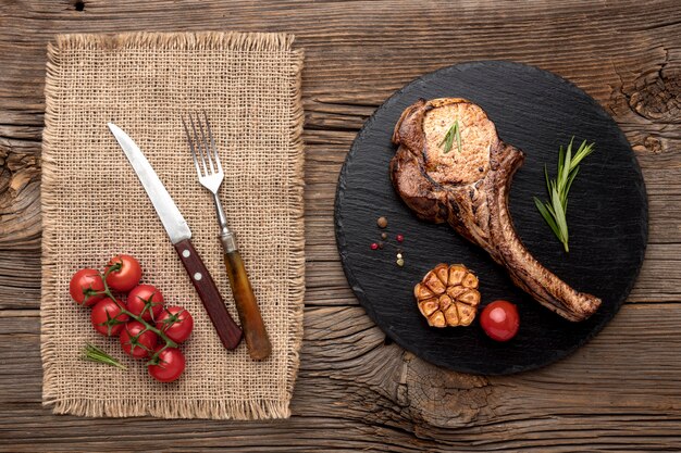 Sabrosa carne con salsa sobre tabla de madera