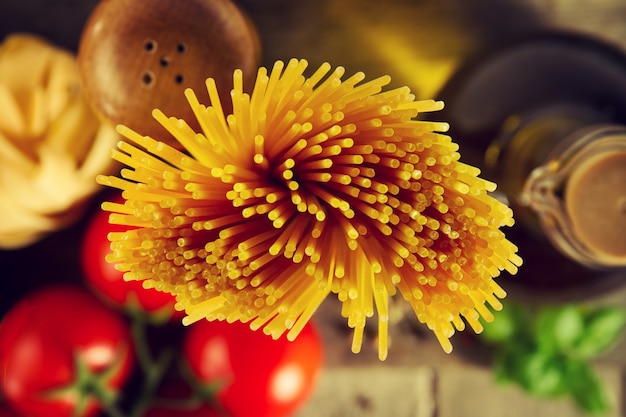 Sabrosa comida italiana de colores frescos espaguetis en la mesa de cocina sobre fondo de cocina. Cocinar o concepto de la comida sana.